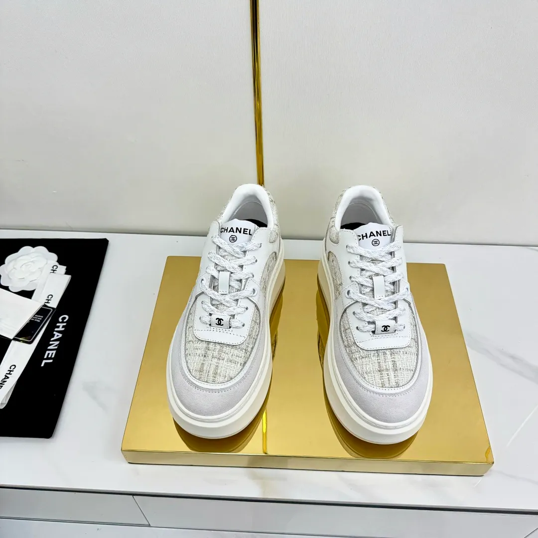👟👟Ex-factory price 600👟👟 Upgraded version, upgraded version, upgraded version! No rebuttal accepted! ! ! ! Chanel Chanel panda shoes! 2025 counter's top casual sports shoes. This classic design; the upper is electro-embroidered with a variety of techniques; the outsole is fashionable and sporty; the unusual inclusion of a variety of color matching elements... The diversified mix and match is very good-looking and versatile, and can be used for leisure, fashion, sports, and outdoor... ꫛꫀꪝ Go➫ Materials: ❶Upper made of: original imported first-layer silk cowhide + original waterproof cloth + original first-layer cowhide ❷Inner lining: Original Yangli+Net ❸Outsole based on: Original TPU combination outsole Counter boutique packaging complete set for women 35–41 👉 👉 👉 👉 👉